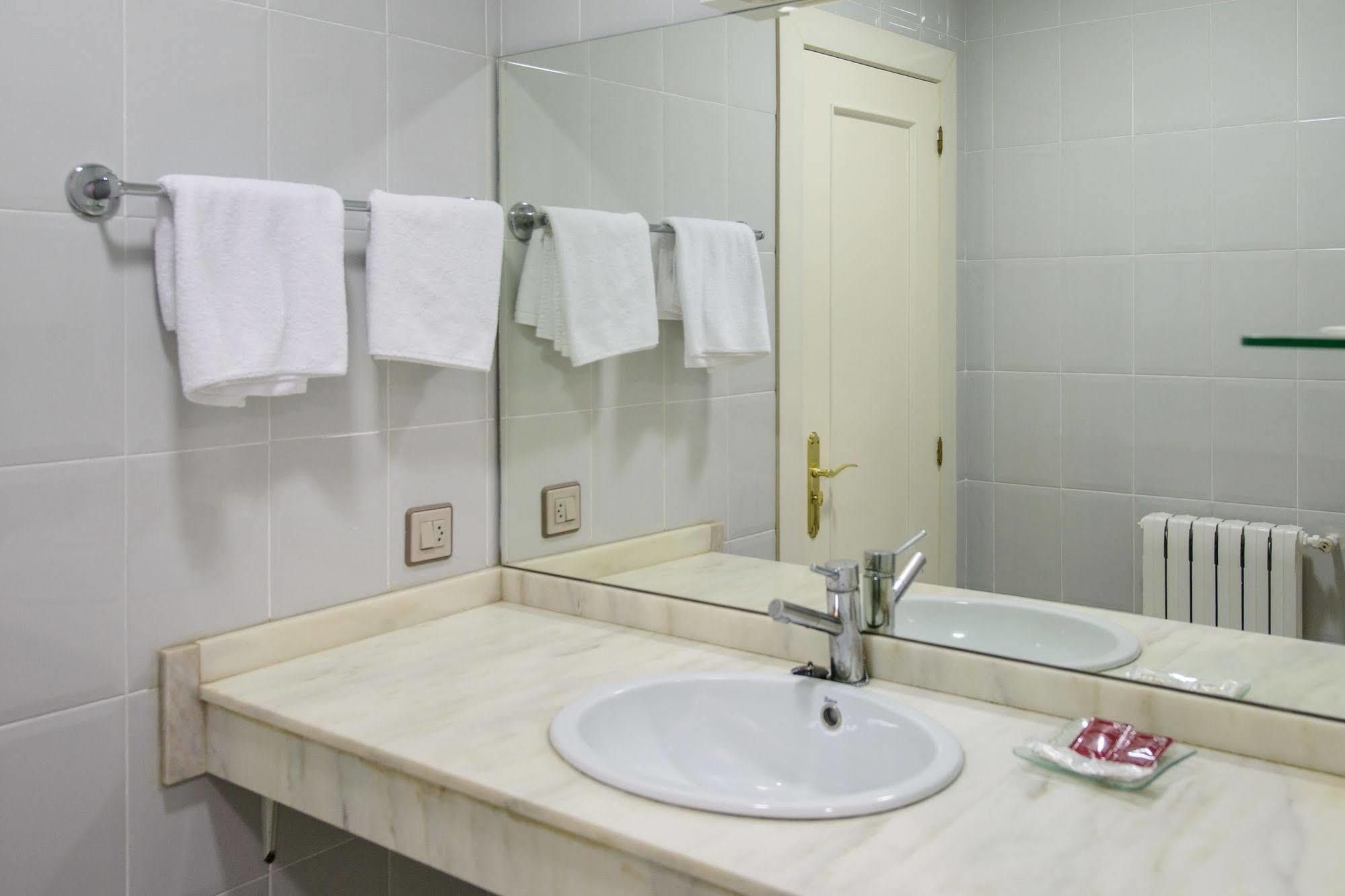 Hospital de Órbigo Hotel El Paso Honroso מראה חיצוני תמונה